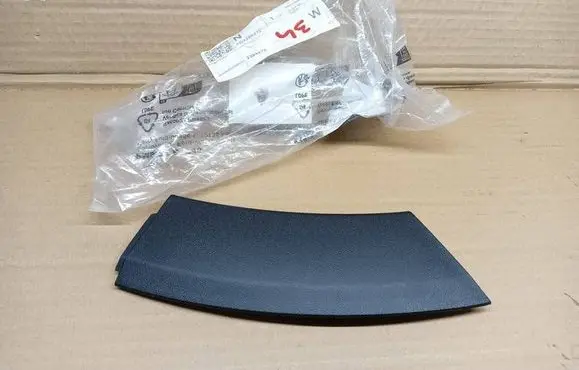 Rear bumper trim bar molding
