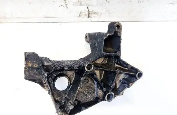 Engine mounting bracket