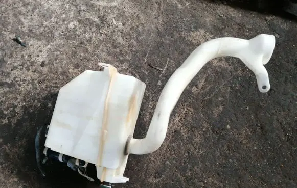Subaru Outback Windshield washer fluid reservoir/tank