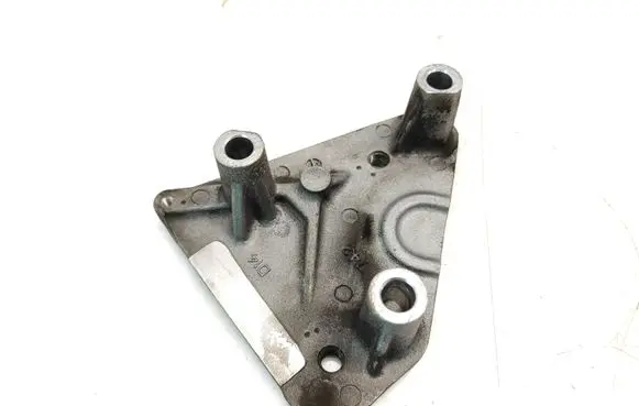 Opel Astra J Engine mounting bracket