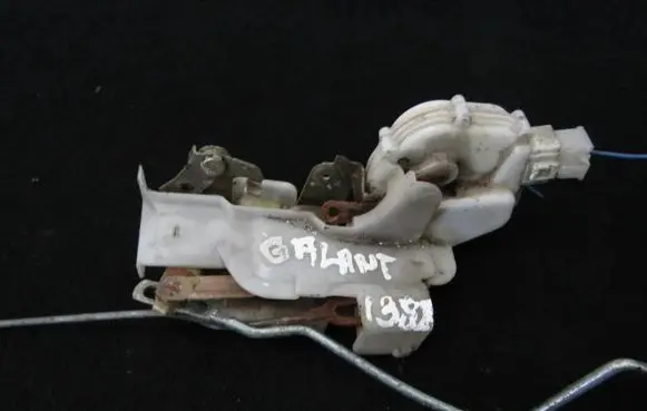 Mitsubishi Galant Front door lock
