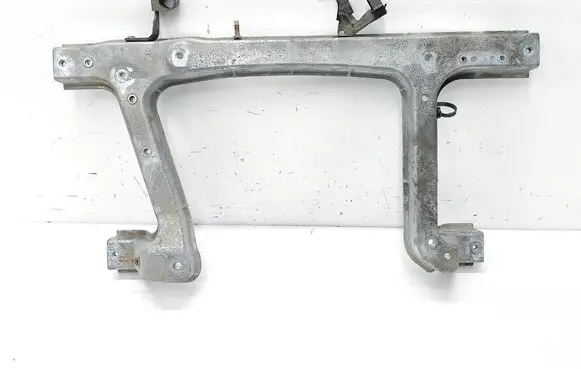 Engine mounting bracket