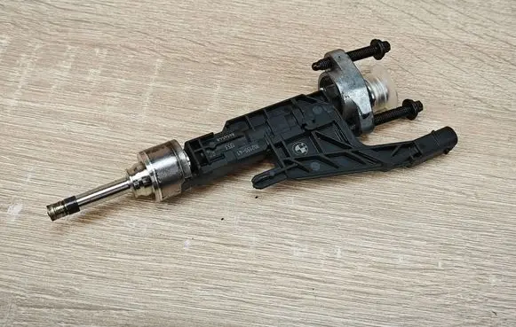 BMW 8 G16 Fuel injector 8656548