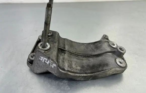 Jeep Grand Cherokee Generator/alternator bracket VMMT013308F