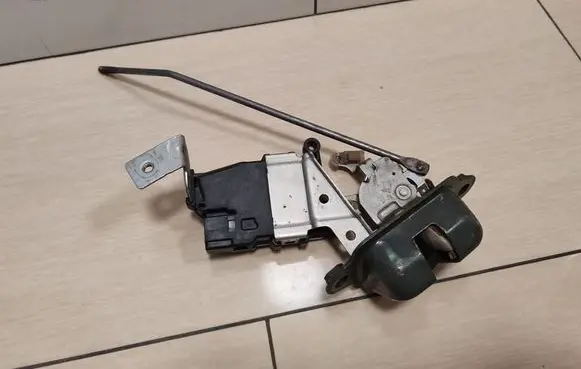 Subaru Legacy Tailgate/trunk/boot lock/catch/latch 