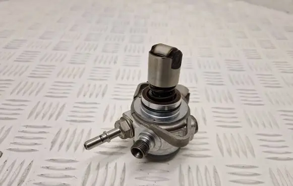 Renault Captur Fuel injection high pressure pump 166301888R H8201437992 06T08