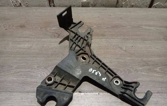 Volvo S60 Air filter cleaner box bracket assembly 30636575
