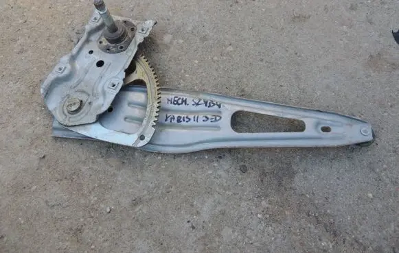 Toyota Yaris Front window lifting mechanism without motor