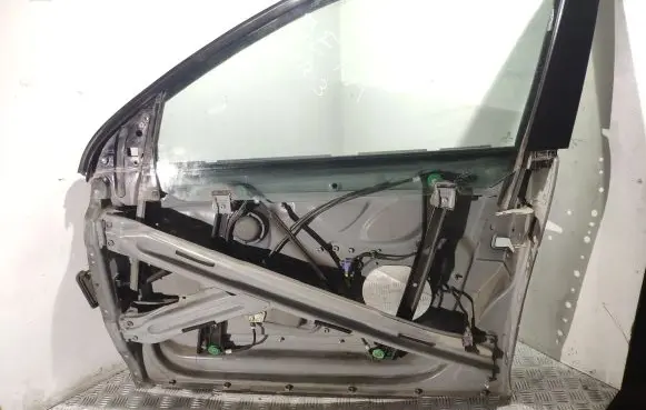 Volkswagen Jetta V Front door window regulator with motor 1K5831311