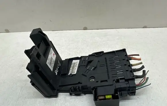 Peugeot 3008 I Fuse module 9666527580