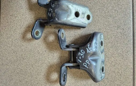 Hyundai i30 Front door upper hinge