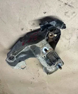Audi A4 S4 B6 8E 8H Engine mounting bracket 8E0199352