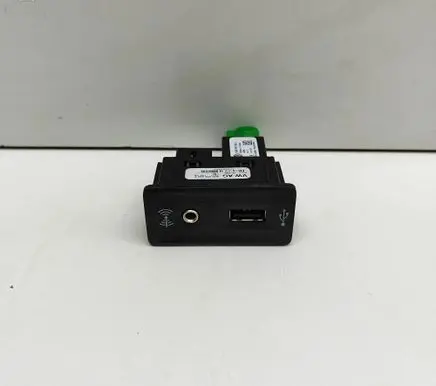 Volkswagen Golf VII AUX in-socket connector 5G0035724 5G0035222E