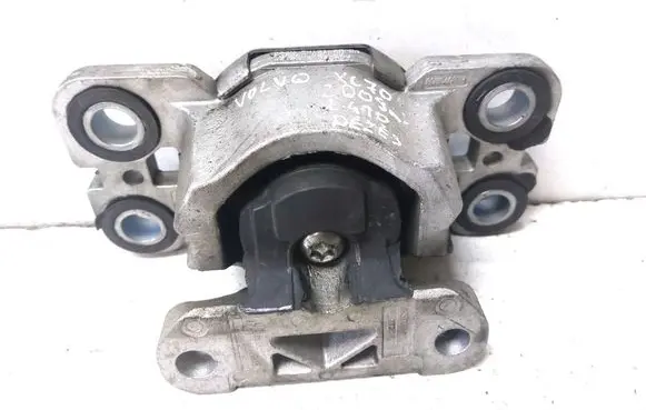 Engine mount bracket