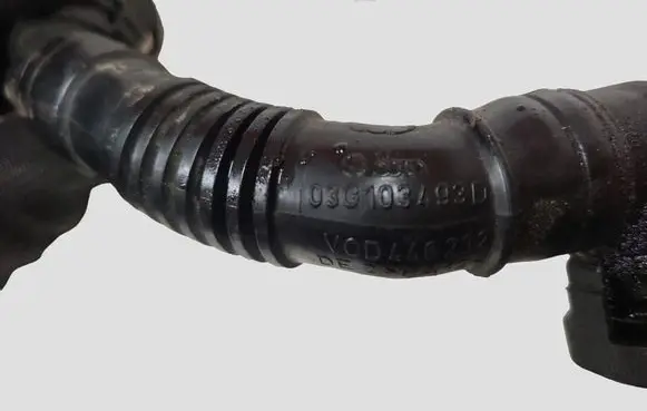 Volkswagen PASSAT B6 Breather/breather pipe/hose 03G103493D