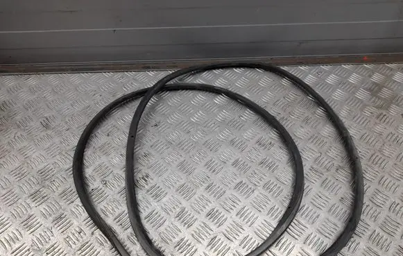 Porsche Macan (95B) Rubber seal rear door 