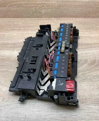 BMW 3 E46 Fuse module 8364540