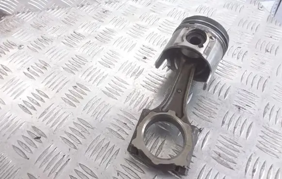 Opel Astra G Piston with connecting rod