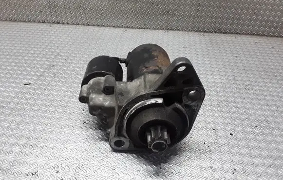 Volkswagen Golf IV Starter motor 005821879