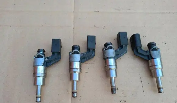 Volkswagen Golf V Fuel injector 03C906036A