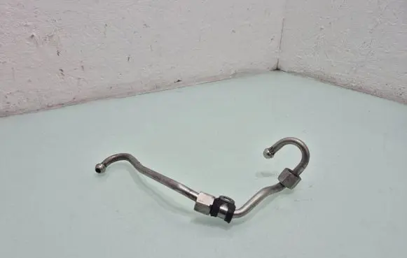 Volkswagen Tiguan Fuel injector supply line/pipe 
