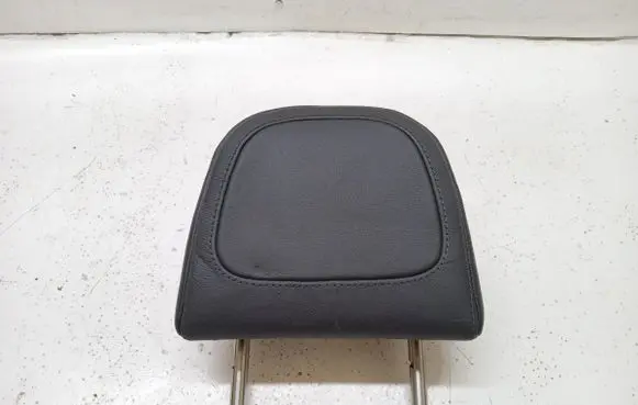 Volkswagen Golf V Front seat headrest 