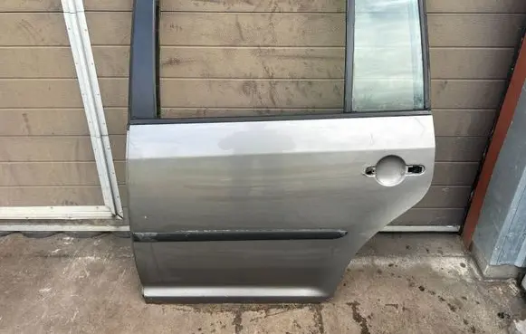 Volkswagen Touran I Rear door 1T0833055