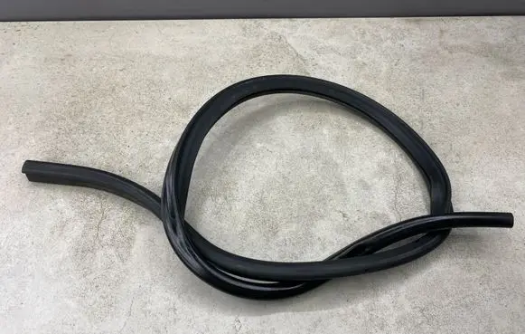 Volkswagen PASSAT B6 Engine compartment rubber 