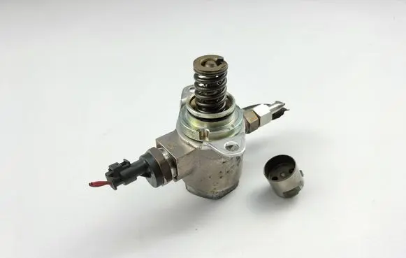Volkswagen Polo V 6R Fuel injection high pressure pump 03C127026D