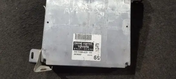 Toyota Avensis T250 Engine control unit/module 8966105690 MB175800-6325
