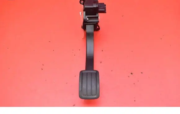 Accelerator throttle pedal