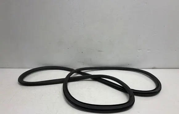 Opel Zafira C Front door rubber seal 13260053