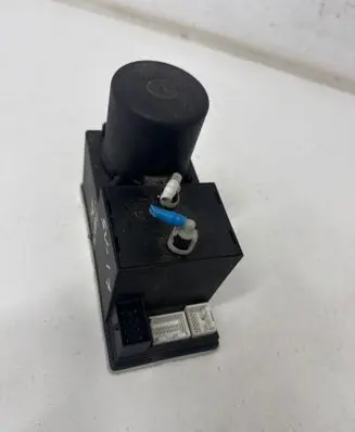 Audi A3 S3 8L Central locking vacuum pump 8D0862257
