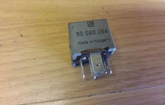 Opel Omega B1 Indicator relay 90060264 899623