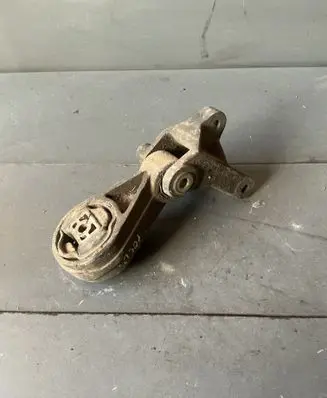 Engine mounting bracket