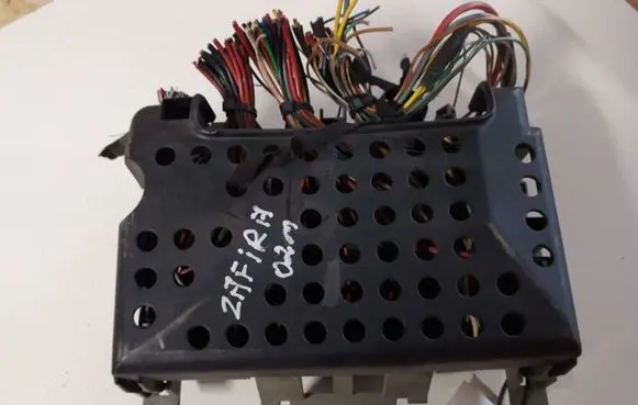 Opel Zafira A Fuse module 90589965
