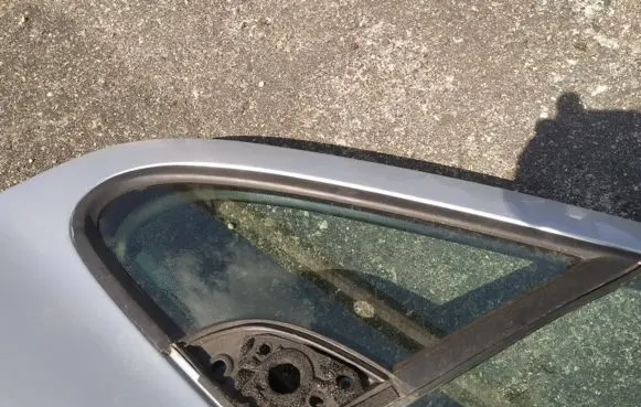 Peugeot 307 Front door vent window glass four-door 