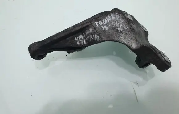 Volkswagen Touareg II Power steering pump mounting bracket 059145167