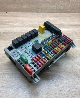 Opel Zafira A Fuse module 90589965