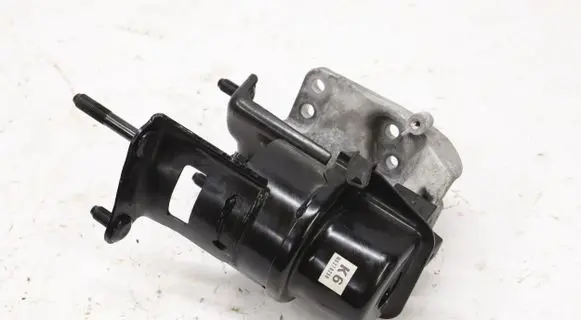 Engine mount vacuum valve