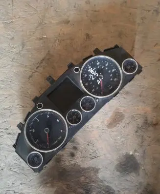 Volkswagen Touareg I Speedometer (instrument cluster) 7L6920980S