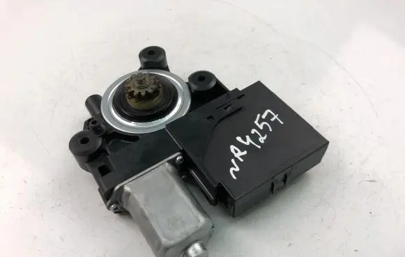 Volvo S40 Front door window regulator motor 979040100
