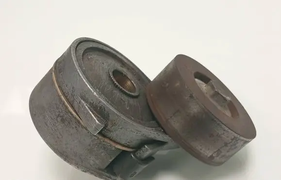 Suzuki Grand Vitara II Generator/alternator belt tensioner