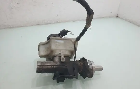 Master brake cylinder