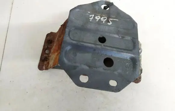 Toyota RAV 4 (XA30) Front bumper mounting bracket