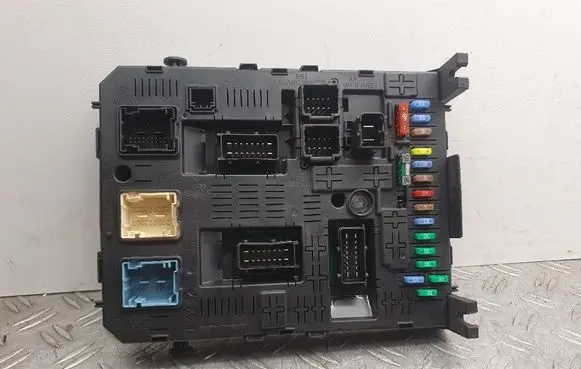 Peugeot 3008 I Fuse module