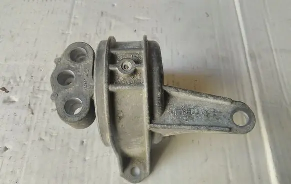 Opel Zafira B Engine mount bracket 90539246