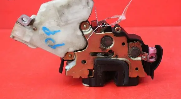 Subaru Impreza II Front door lock 61100FE000