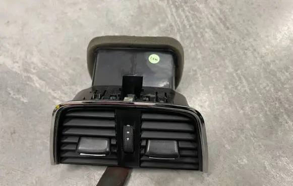 Skoda Octavia Mk3 (5E) Rear air vent grill 