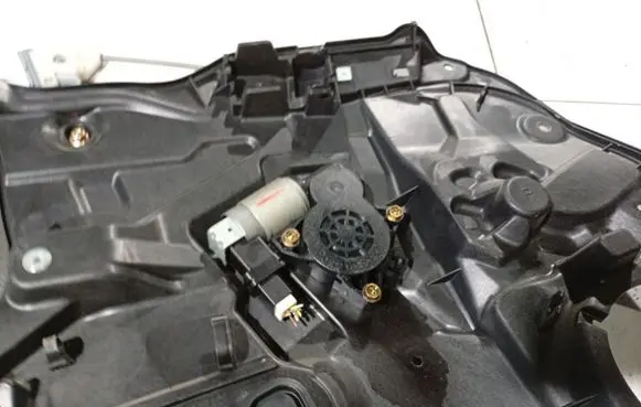Mazda 3 I Front door window regulator motor 